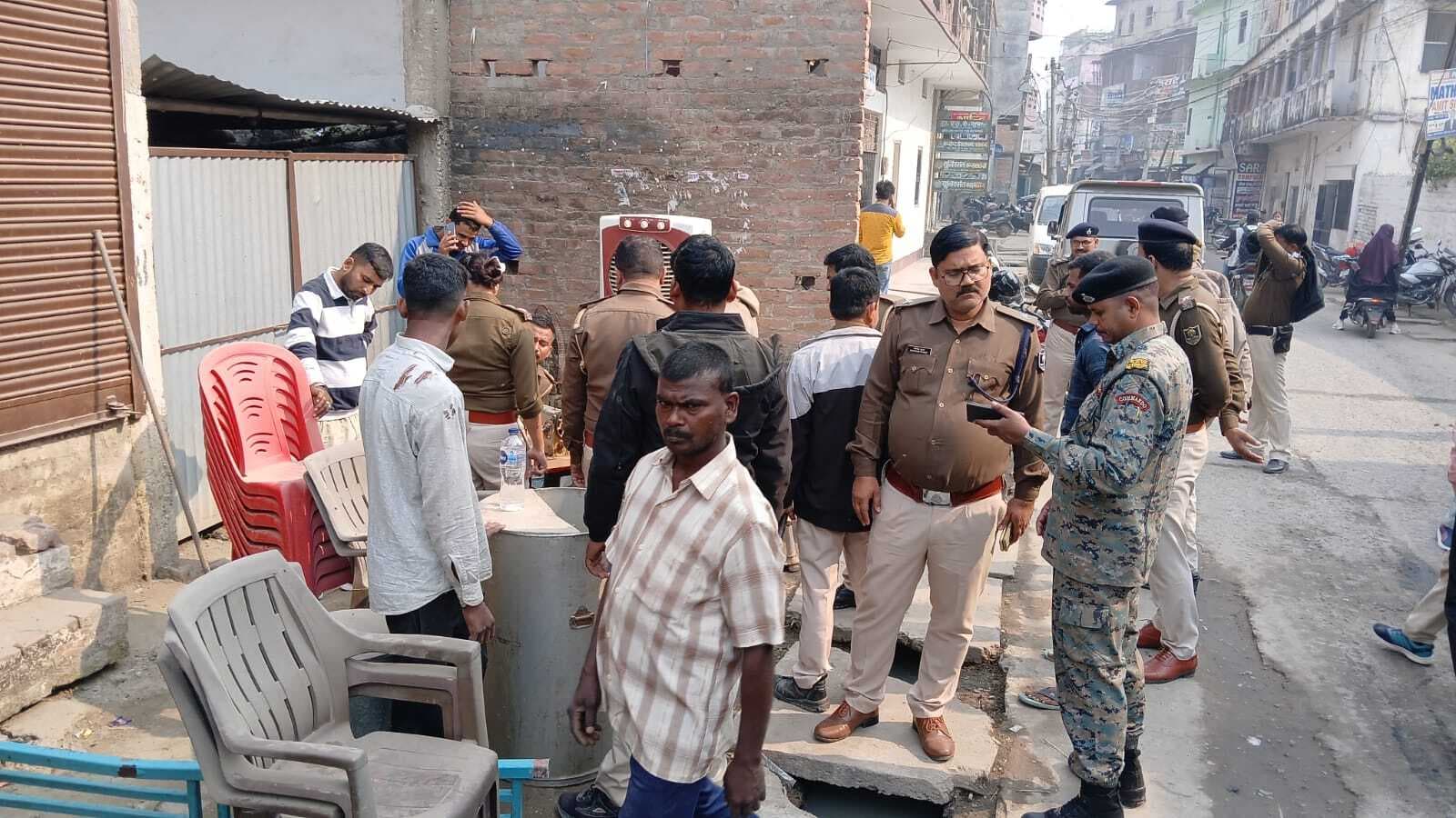 हत्या मामले में फरार आरोपित के घर की हुई कुर्की-जब्ती