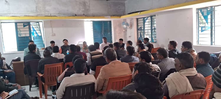 अधूरी पड़ीं विकास योजनाओं में लाएं तेजी : डीडीसी