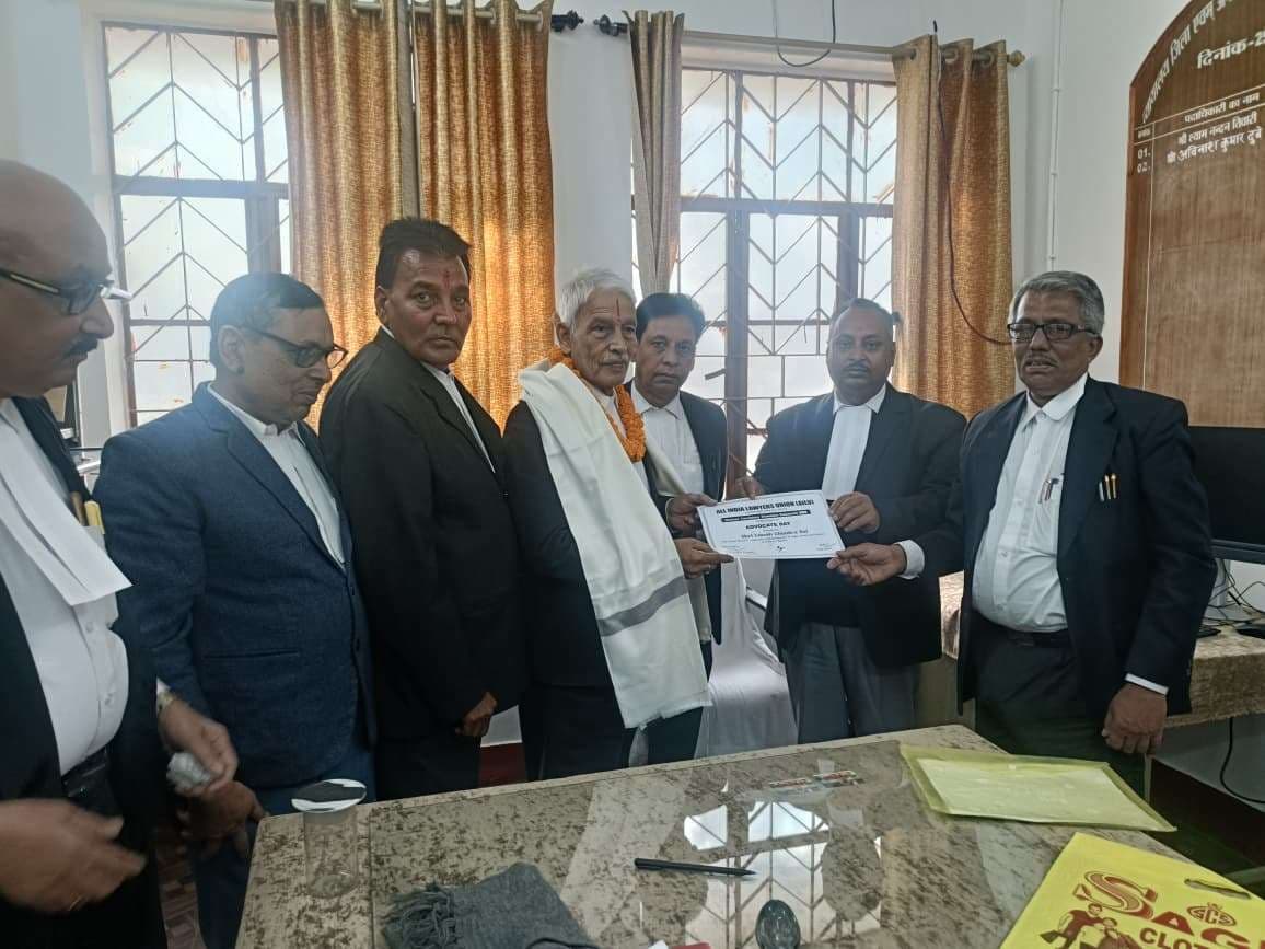 अधिवक्ता दिवस पर वरिष्ठ अधिवक्ता को किया गया सम्मानित