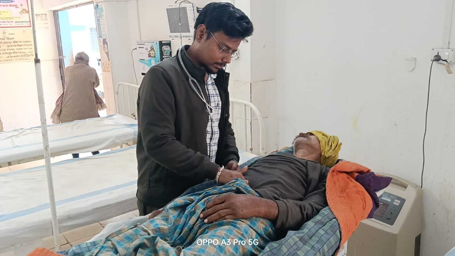 पत्नी के साथ मिलकर पुत्र ने वृद्ध पिता का तोड़ा हाथ व पैर, रेफर