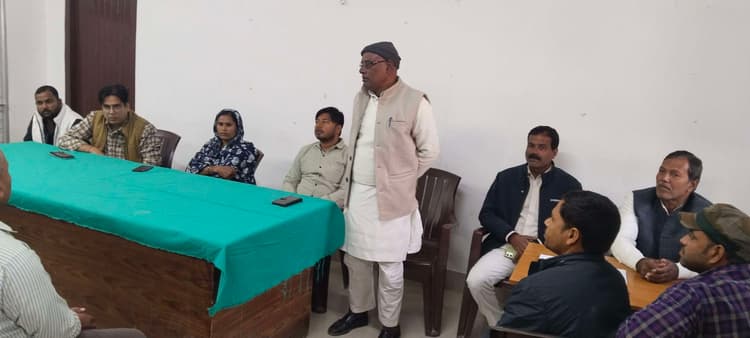 निर्धारित मूल्य पर नहीं मिल रहा खाद, बीज व कीटनाशक