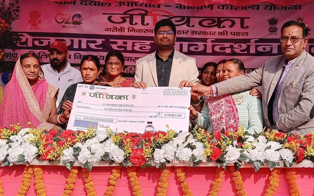 घर से महिलाओं का बाहर आना समाज में बदलाव के संकेत : जिलाधिकारी