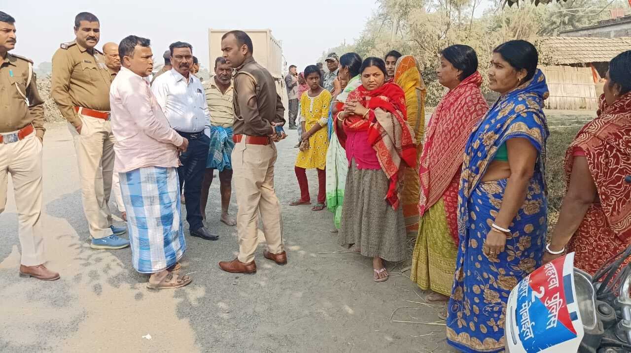 धूल उड़ने से परेशान ग्रामीणों ने एनएच-80 किया जाम