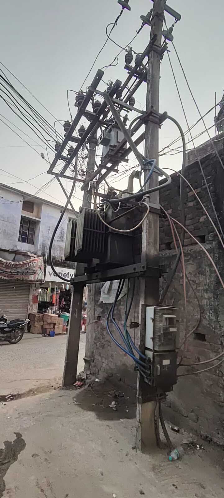 ट्रांसफॉर्मर की कम ऊंचाई और लटके तार से हो सकता है कभी भी बड़ा हादसा