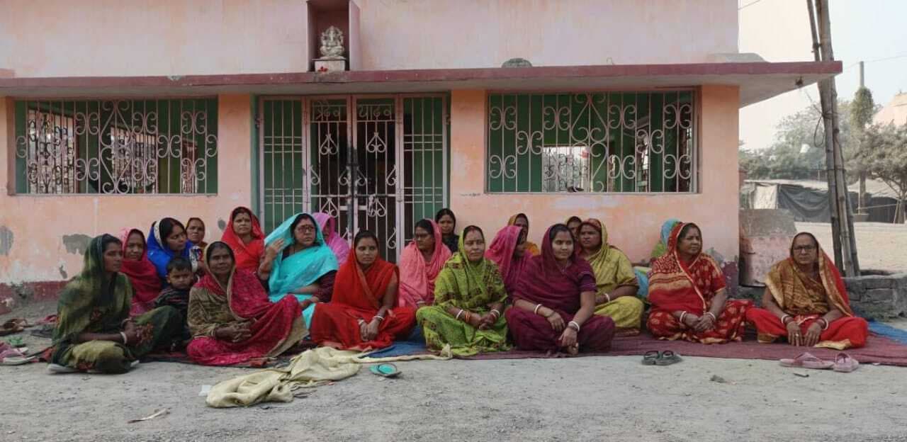 गांव की गृहणियों का सांकेतिक रूप में सत्याग्रह-अनशन जारी