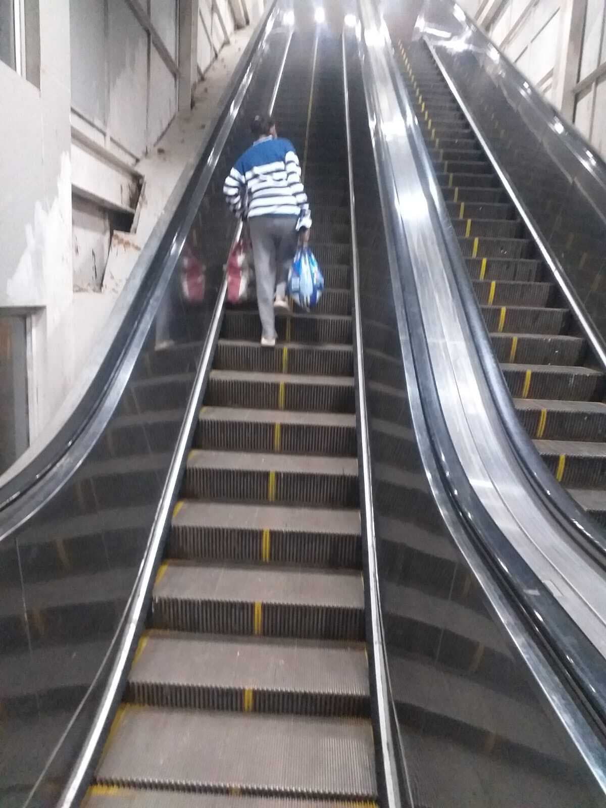 कटिहार रेलवे स्टेशन पर घंटों एक्सीलेटर रह रहा बंद, परेशानी