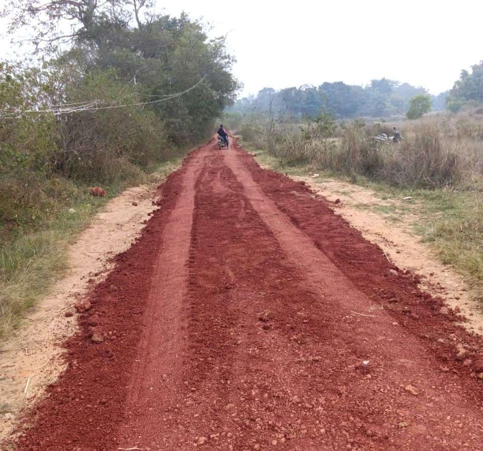 नवाटांड़ में बना मोरम रोड