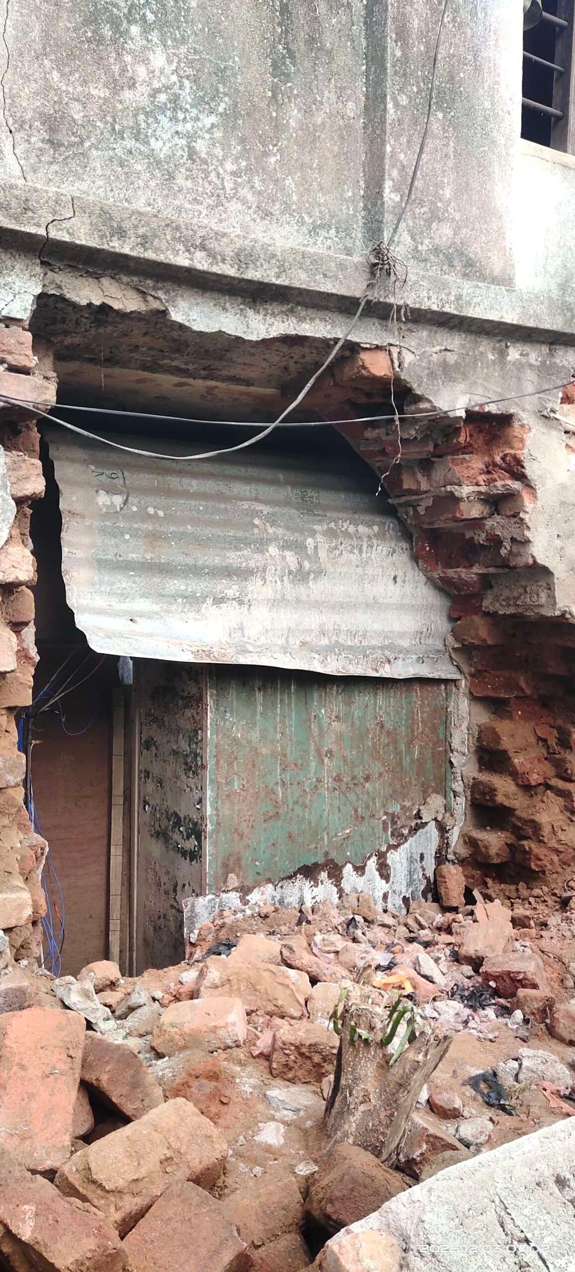 Dhanbad News : केलियासोल में मालिक की सजगता से लुटने से बची ज्वेलरी, फायरिंग कर भागे अपराधी