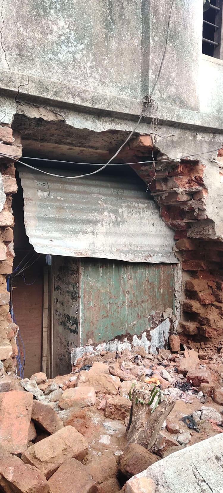 Dhanbad News : केलियासोल में मालिक की सजगता से लुटने से बची ज्वेलरी, फायरिंग कर भागे अपराधी