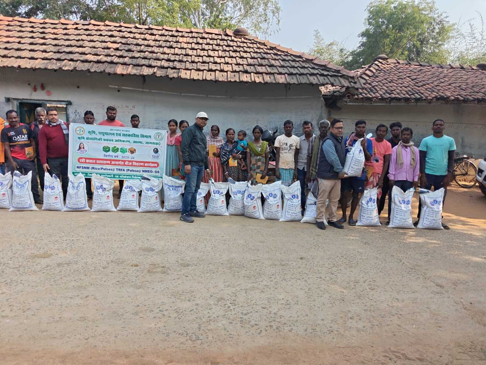 डीएओ ने 40 किसानों के बीच उन्नत चना के बीज का किया वितरण