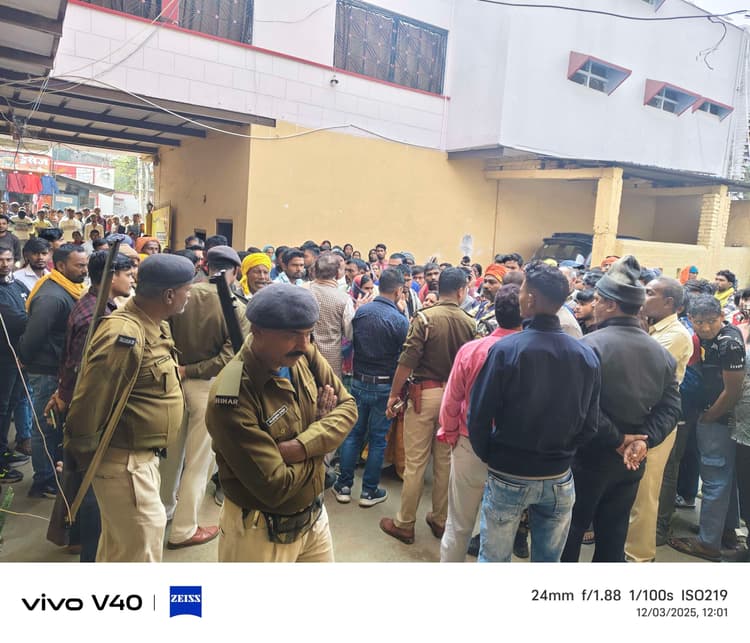 sasaram News: स्कूल वाहन के चालक की सड़क हादसे में मौत, हंगामा