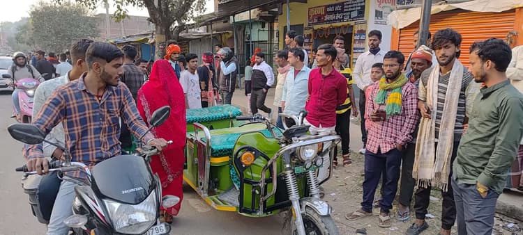 पिकअप की टक्कर से इ-रिक्शा दो भागों में बंटा, बच्चे और उसकी चाची की मौत, चार घायल