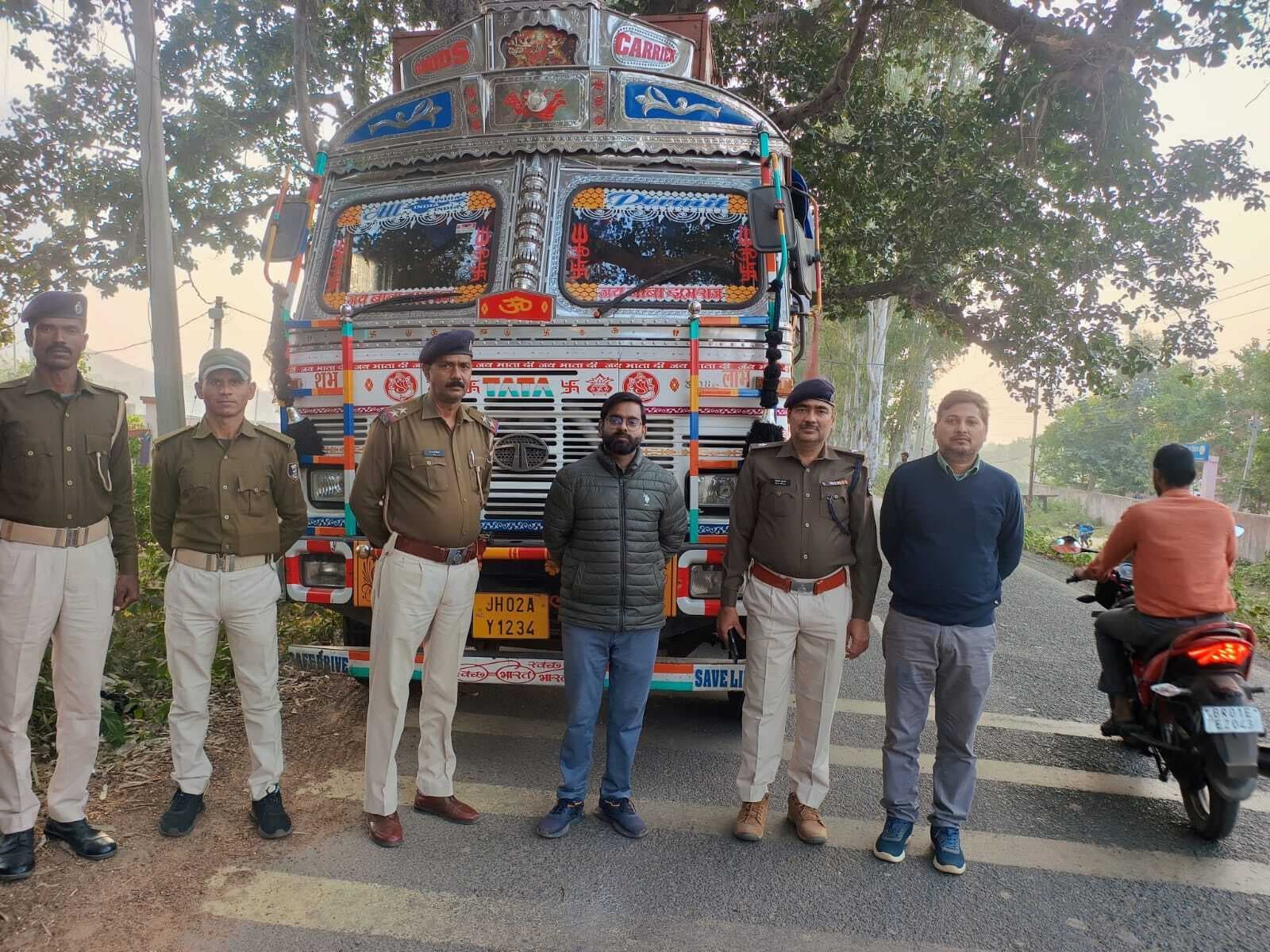 अवैध कोयला लदा तीन ट्रक जब्त, चालक हिरासत में