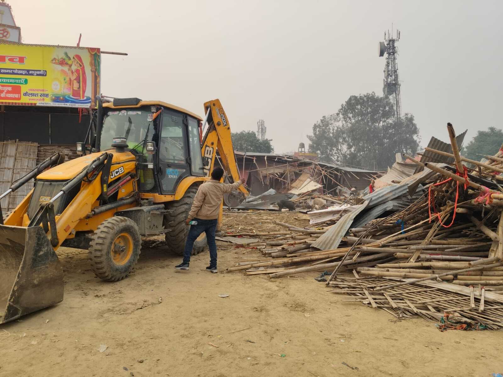 Madhubani News : नये बंदोबस्त धारक ने गंगासागर परिसर में दुकानों पर चलाया बुलडोजर