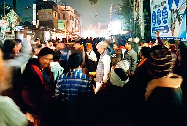 Siwan News : मुखिया राधा साह की हत्या के खिलाफ थाने के सामने शव रखकर गुठनी-मांझी मार्ग किया जाम