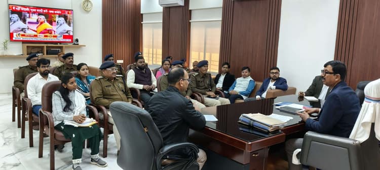 डीएम ने लोगों से की स्वयं अतिक्रमण हटाने की अपील