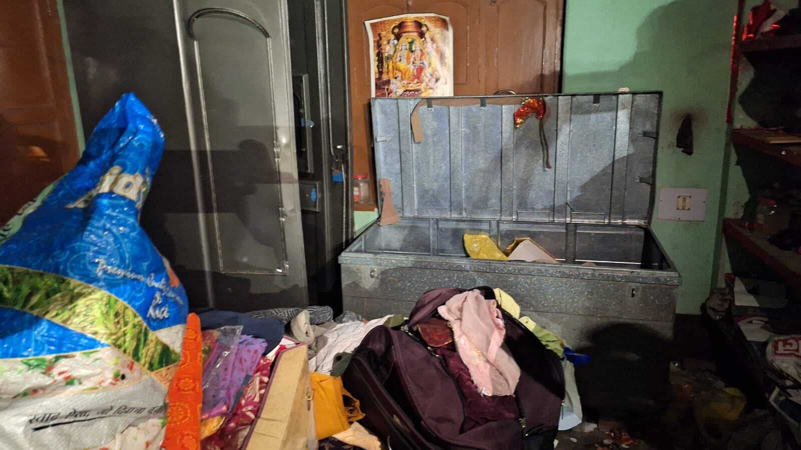 घर का दरवाजा तोड़ नकदी समेत लाखों रुपये के जेवरात की चोरी