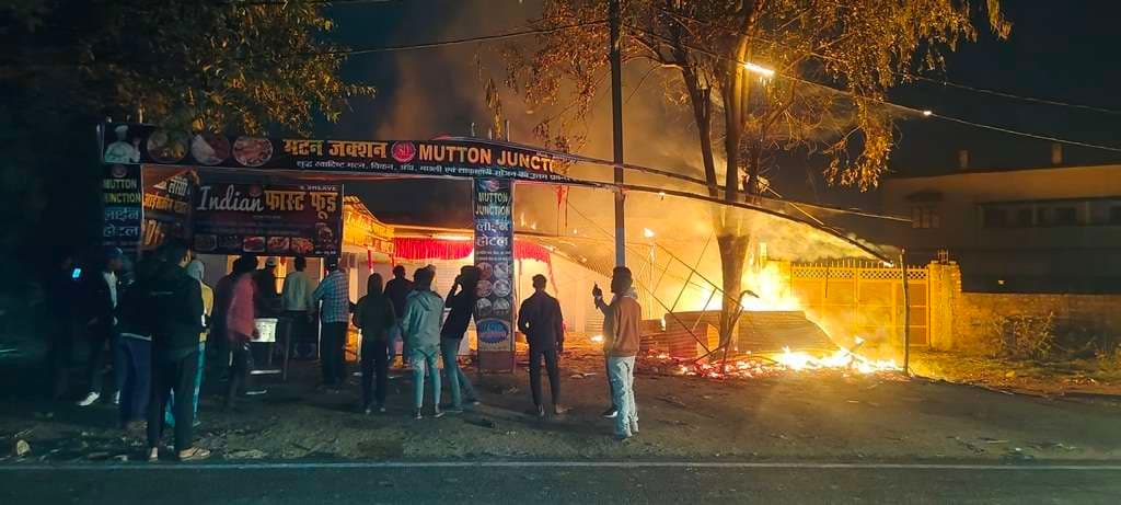 बौंसी बाजार के होटल में लगी आग, दमकल की मदद से पाया काबू
