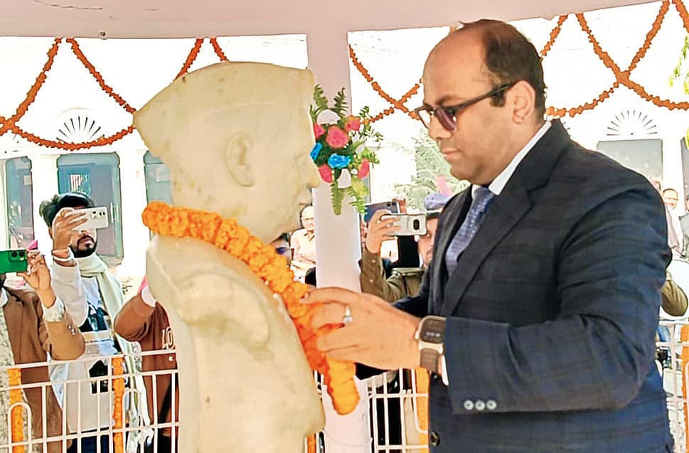 Siwan News : सादा जीवन-उच्च आदर्श अपनाने का हमें सीख देता है देशरत्न का जीवन : डीएम