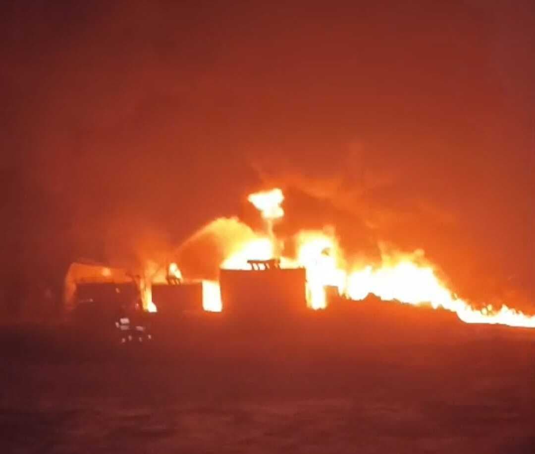 hajipur news. पुल  निर्माण कंपनी के मिक्सिंग प्लांट में लगी भीषण आग