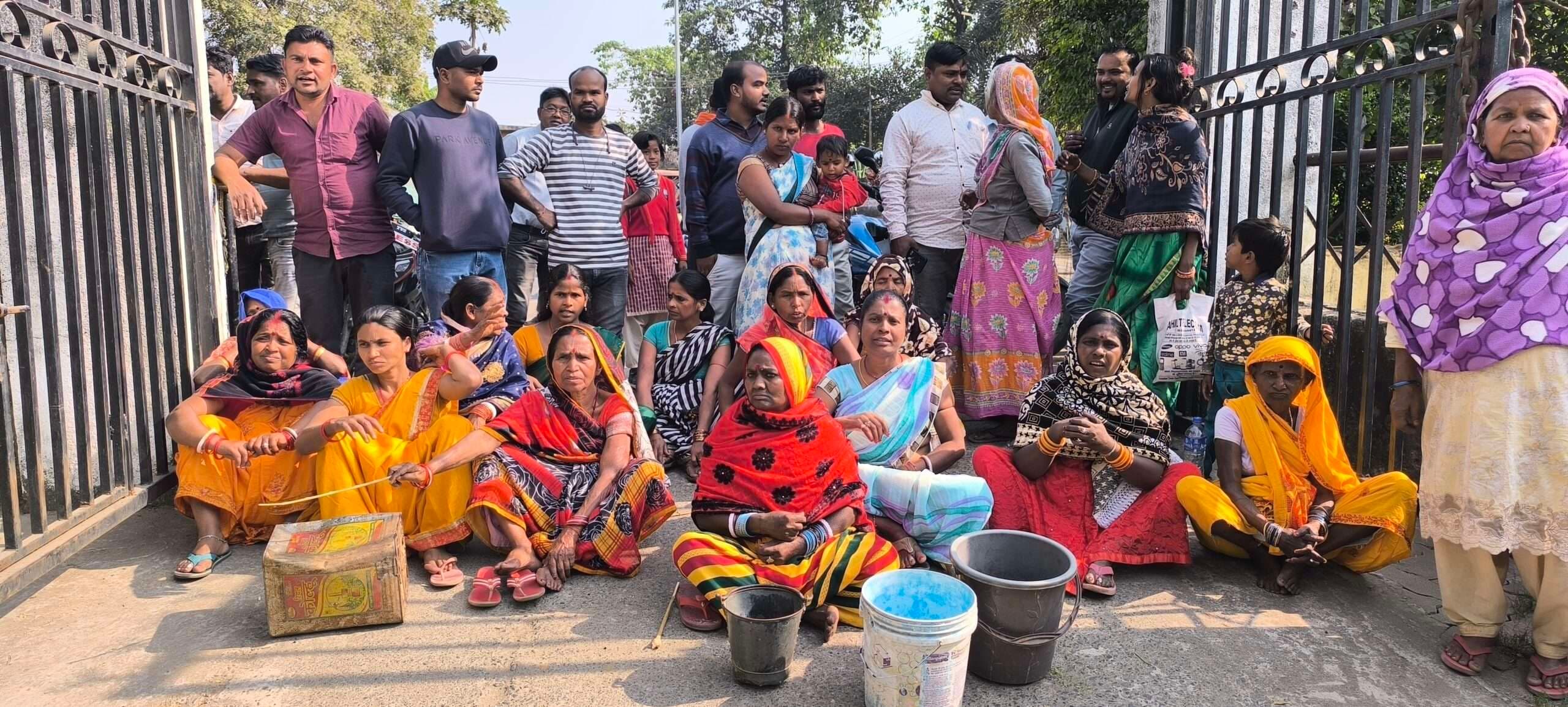 Giridih News: पेयजल समस्या से त्रस्त चैताडीह 28 नंबर बस्ती के लोगों ने किया प्रदर्शन