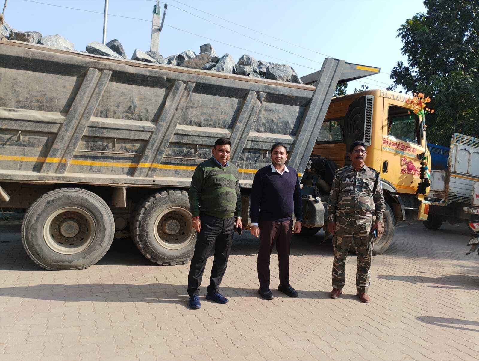 Giridih News: एसडीओ के नेतृत्व में चला छापेमारी अभियान, पत्थर लदा ओवरलोड हाइवा जब्त