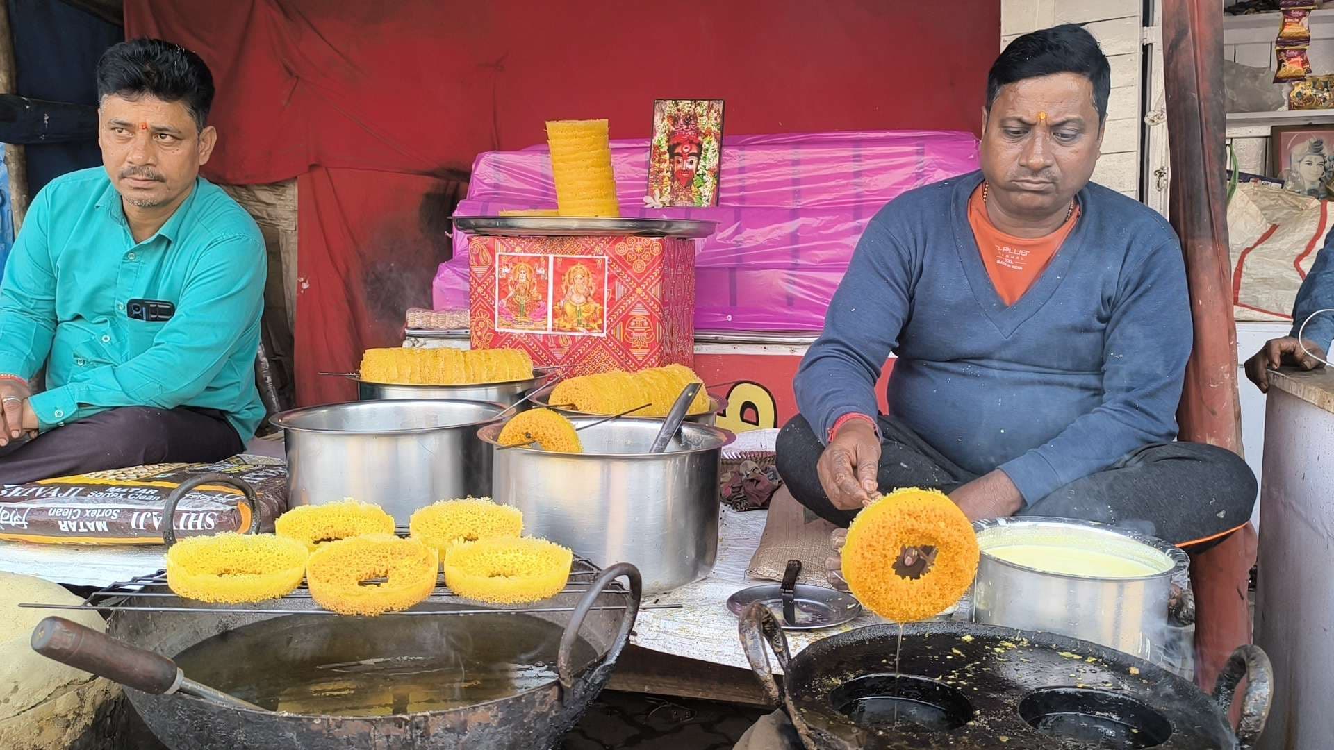 Giridih News: बाजार में फैलने लगी सर्दियों के व्यंजन की खुशबू, तिलकुट और घेवर की बिक्री ने पकड़ी रफ्तार