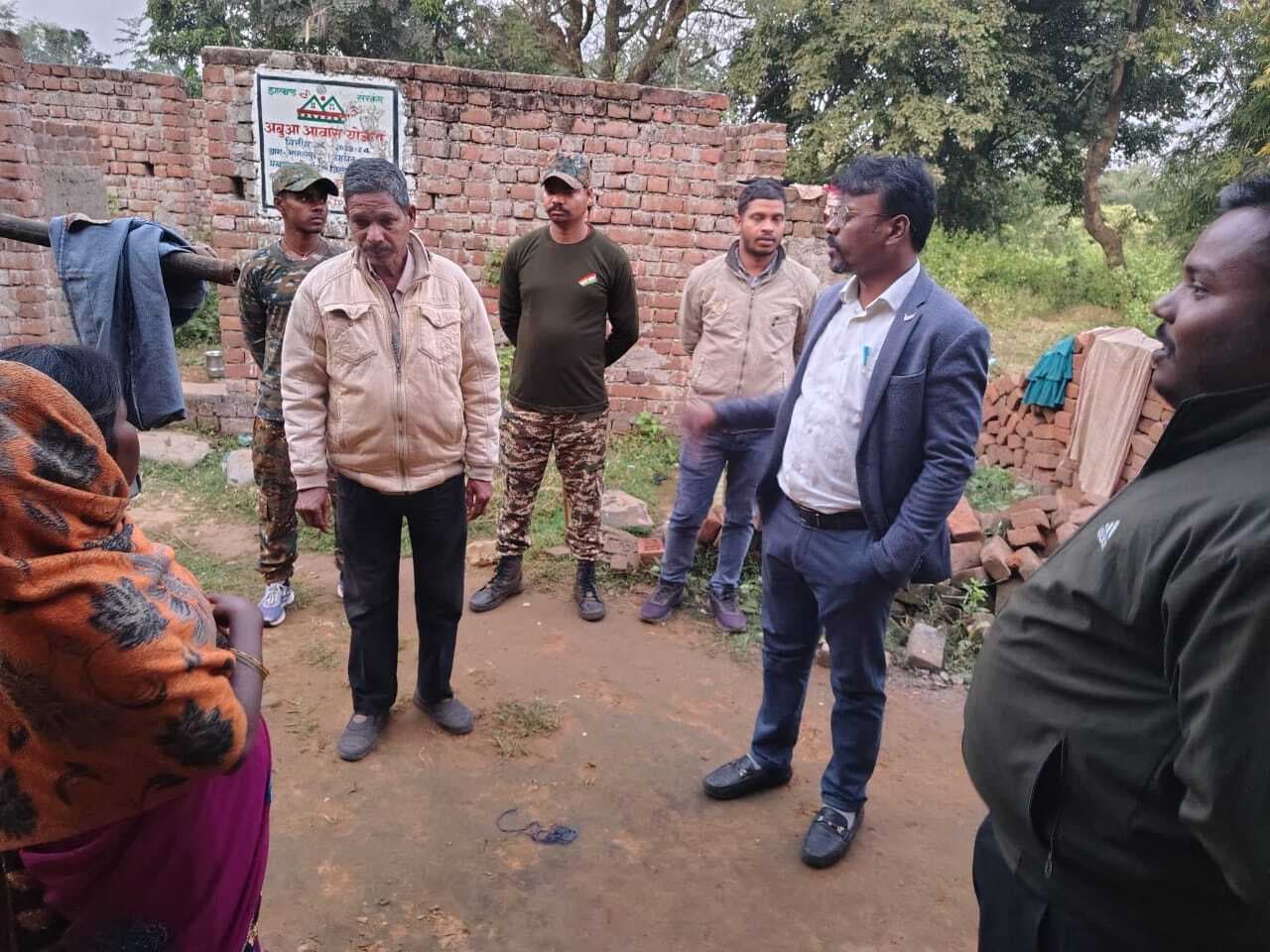 Giridih News: खुखरा में बीडीओ ने ली विभिन्न योजनाओं की जानकारी