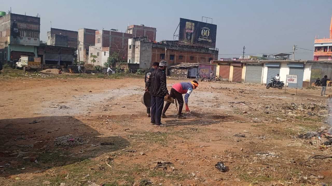 Prabhat Khabar Impact: धनवार बस स्टैंड से हटाया गया कचरे का ढेर