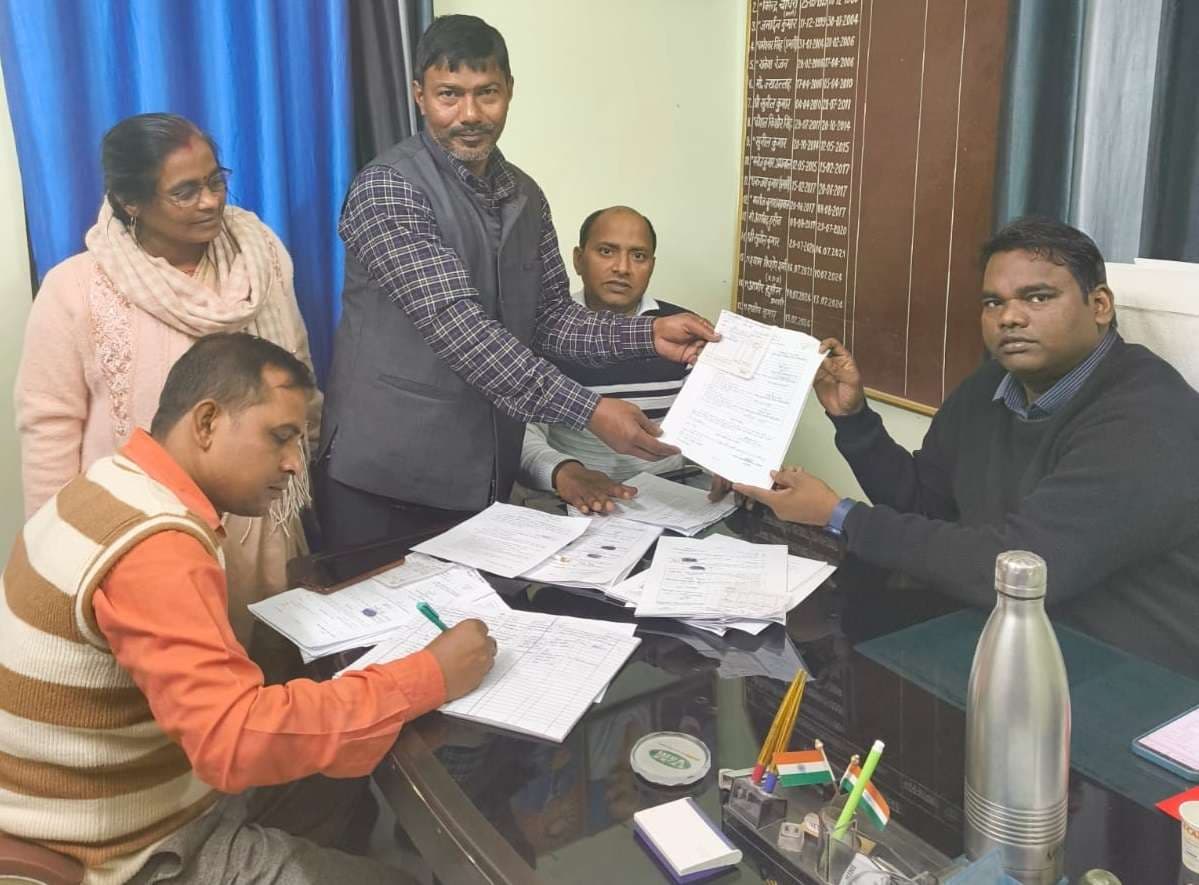 दुग्ध उत्पादक सहयोग समिति के चुनाव के लिए प्रत्याशियों ने कराया नामांकन