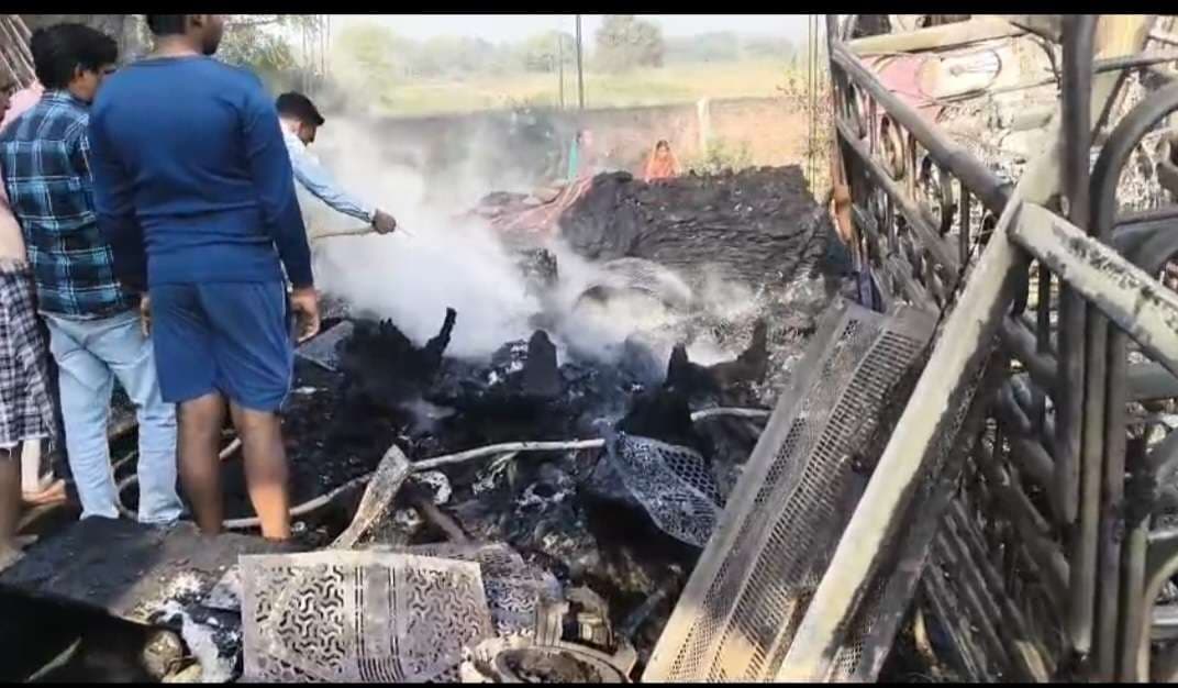 Giridih News :डेकोरेटर  के गोदाम में लगी आग, लाखों का नुकसान