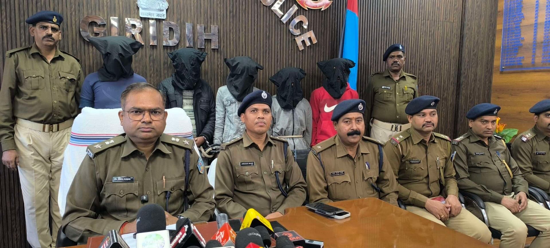 Giridih News :रातभर चली छापेमारी, पांच गिरफ्तार