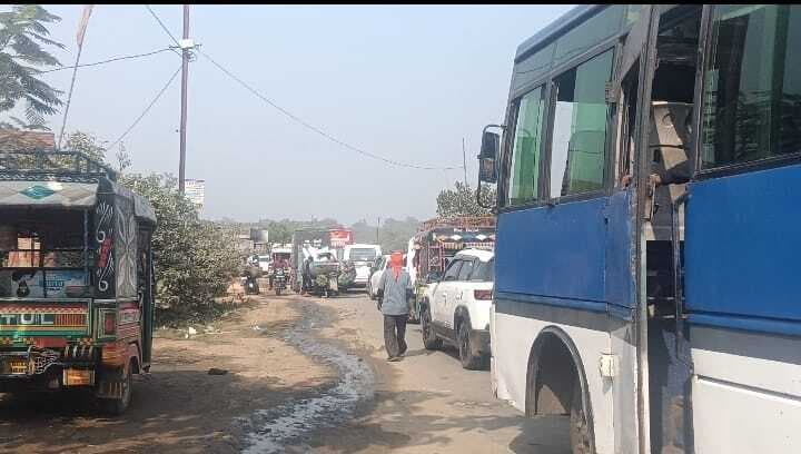 Giridih News :बुढ़िया नदी पुल की मरम्मत में देरी से आवागमन बाधित