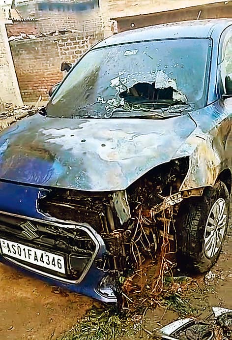 Gaya News : घर के बाहर खड़ी कार में असामाजिक तत्वों ने लगायी आग