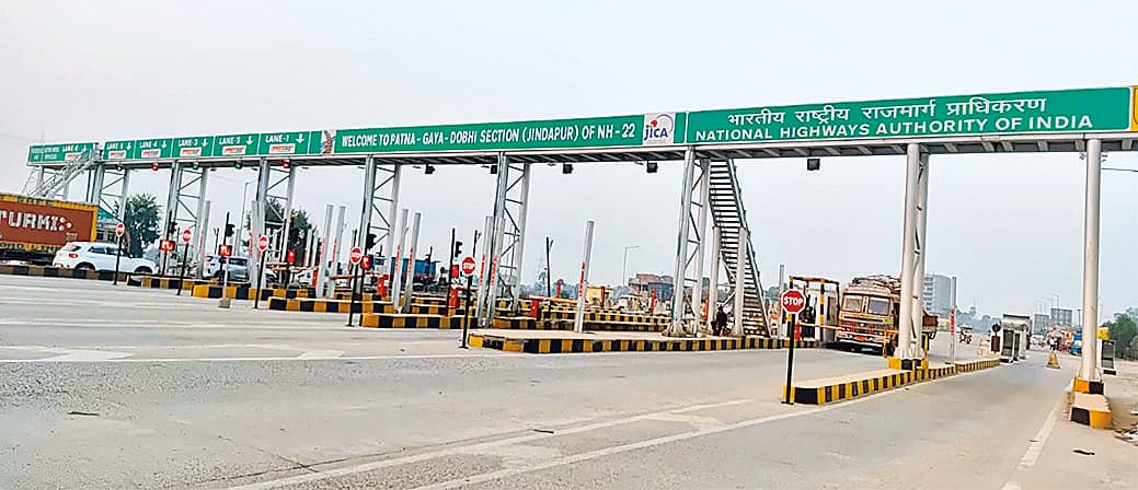 Gaya News : कार पार्किंग से निकली नहीं, फिर भी फास्टैग से कट गया टोल