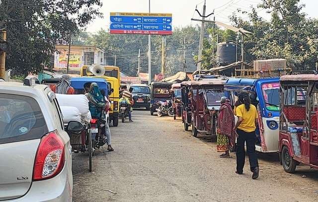 ट्रक और स्कूल बस आमने-सामने खड़ा होने से लगा जाम