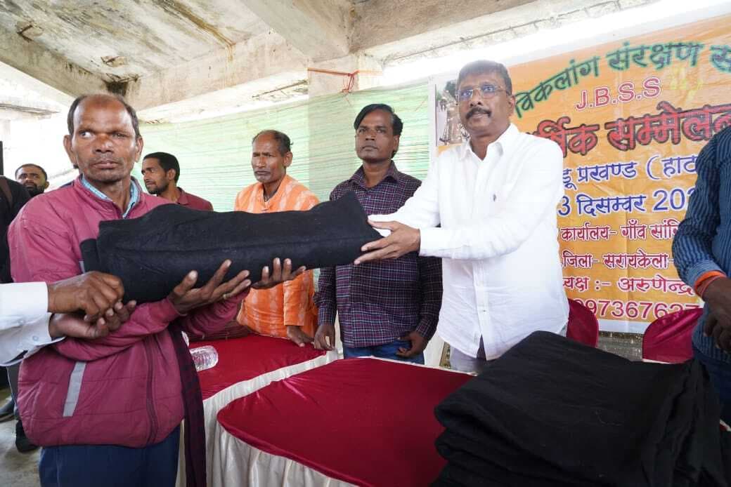 Seraikela Kharsawan News : दिव्यांगों की पेंशन बढ़ाकर 5 हजार रु प्रतिमाह करे सरकार : हरेलाल