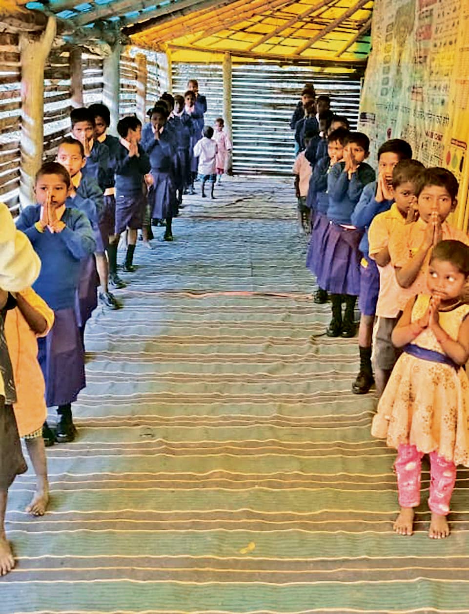 Seraikela Kharsawan News : कुचाई : प्लास्टिक से ढंकी झोपड़ी में चल रहा उमवि कोर्रा