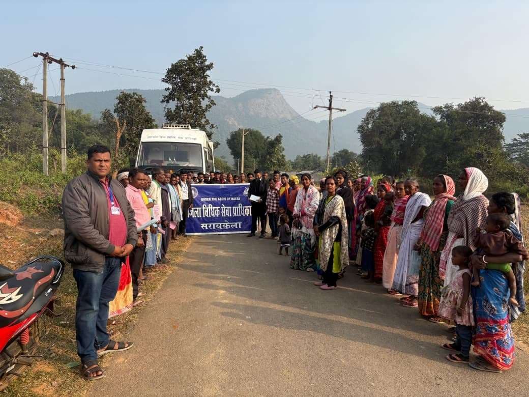 Seraikela Kharsawan News : अधिकार व कानूनी सहायता पर ग्रामीणों को किया जागरूक
