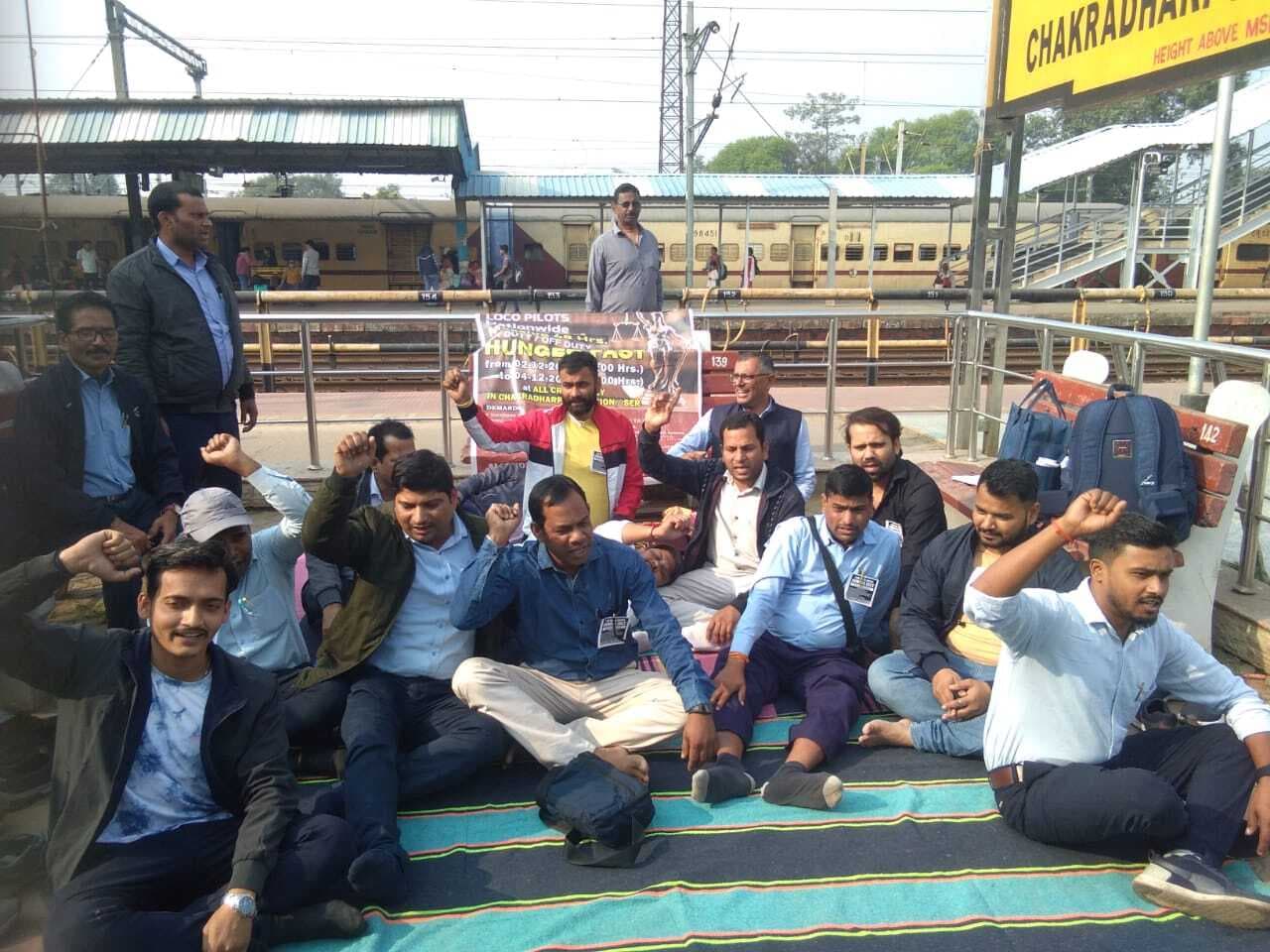 Chaibasa News : भूखे रह ट्रेन चला रहे लोको पायलट, एक की तबीयत बिगड़ी