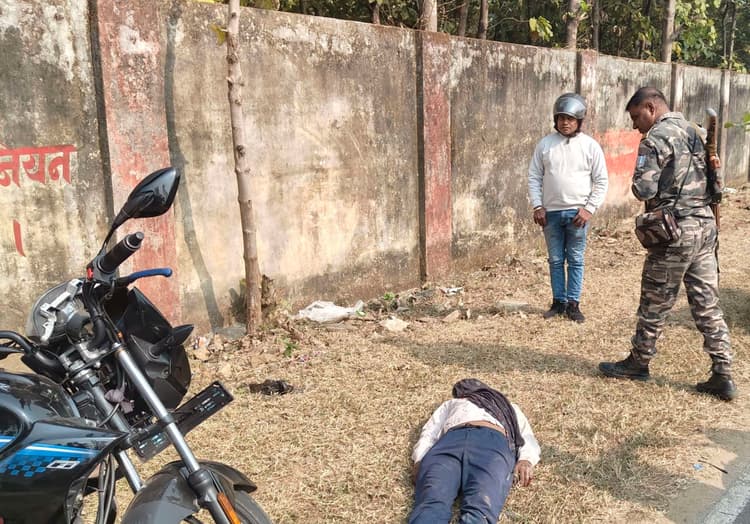 Bokaro News : सड़क दुर्घटना में बाइक सवार गंभीर रूप से जख्मी