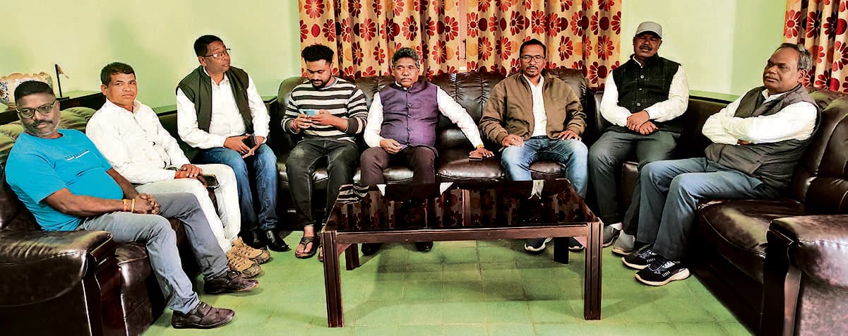 Chaibasa News :खदानों में स्थानीय युवाओं की उपेक्षा चिंताजनक