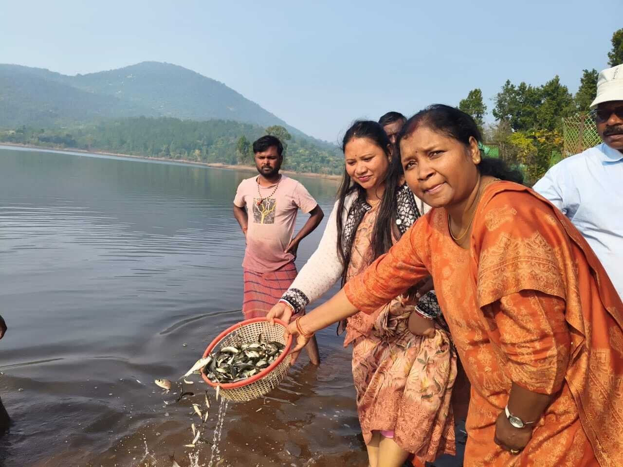 East Singhbhum News : बुरुडीह डैम में छोड़ी गयीं 80 हजार मछलियां, मछुआरों को मिलेगा लाभ