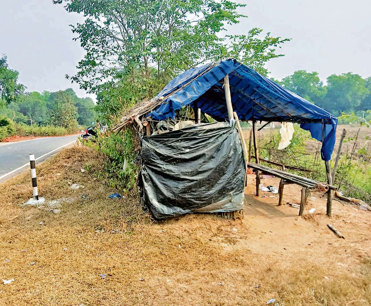East Singhbhum News : मानुषमुड़िया में सड़क के किनारे झोपड़ी बनी शराबियों का अड्डा