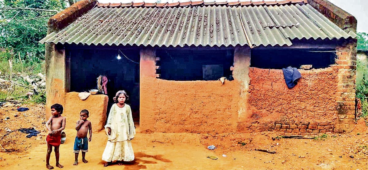 East Singhbhum News : माता-पिता की मौत से 6 सबर बच्चे हुए अनाथ, 16 वर्षीय भाई कर रहा मजदूरी