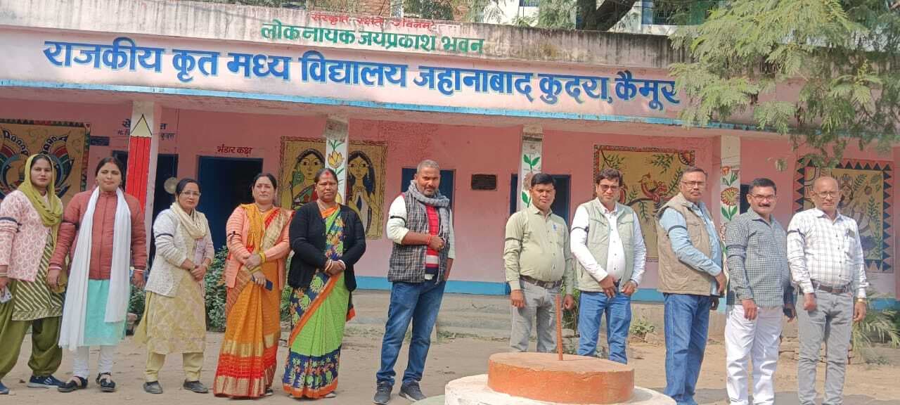 शिक्षिका की हत्या के विरोध में काली पट्टी बांध शिक्षकों ने किया काम