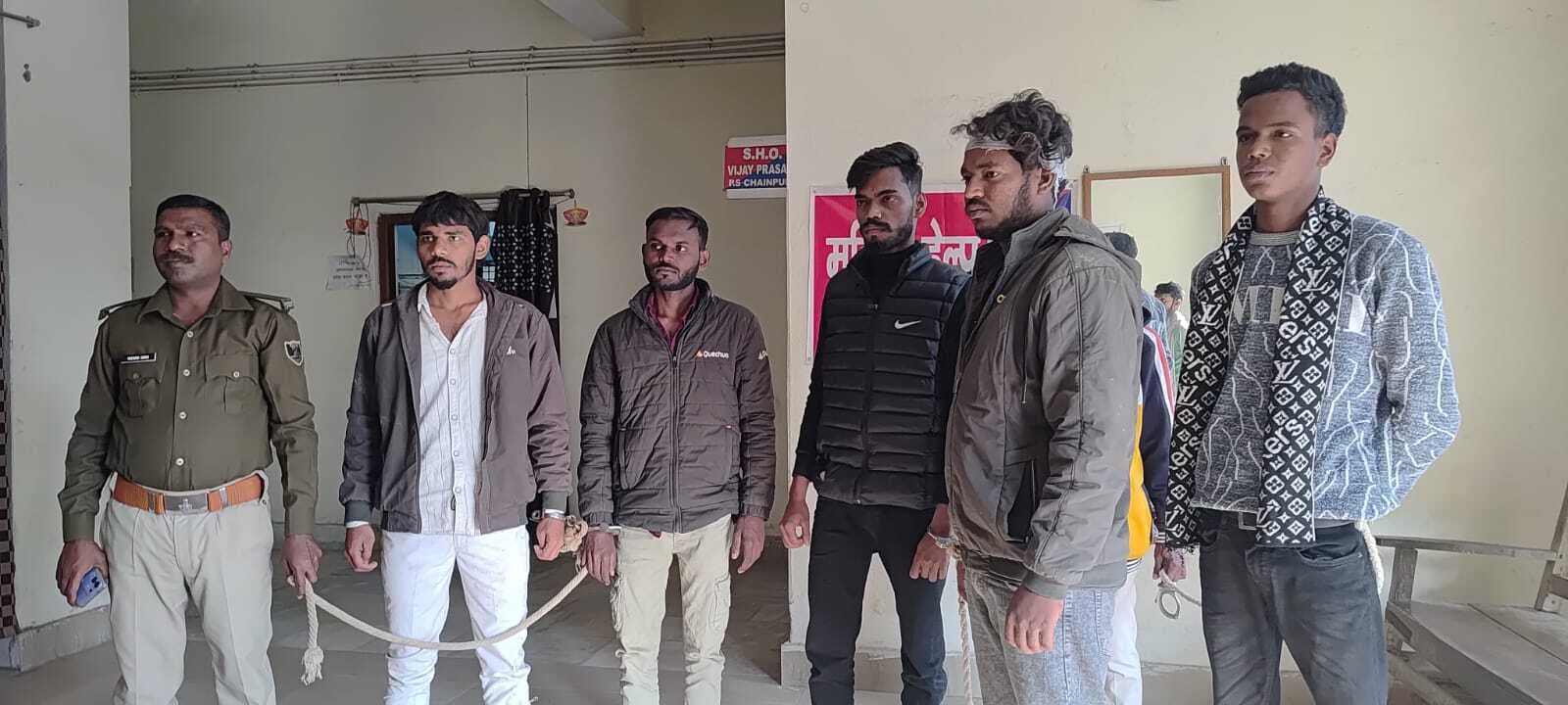 दर्जनभर लोगों ने युवक के साथ की मारपीट, पांच गिरफ्तार