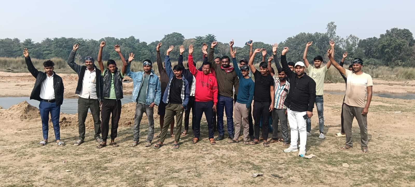 पुल निर्माण में घटिया मेटेरियल इस्तेमाल होते देख भड़के लोग, किया बवाल