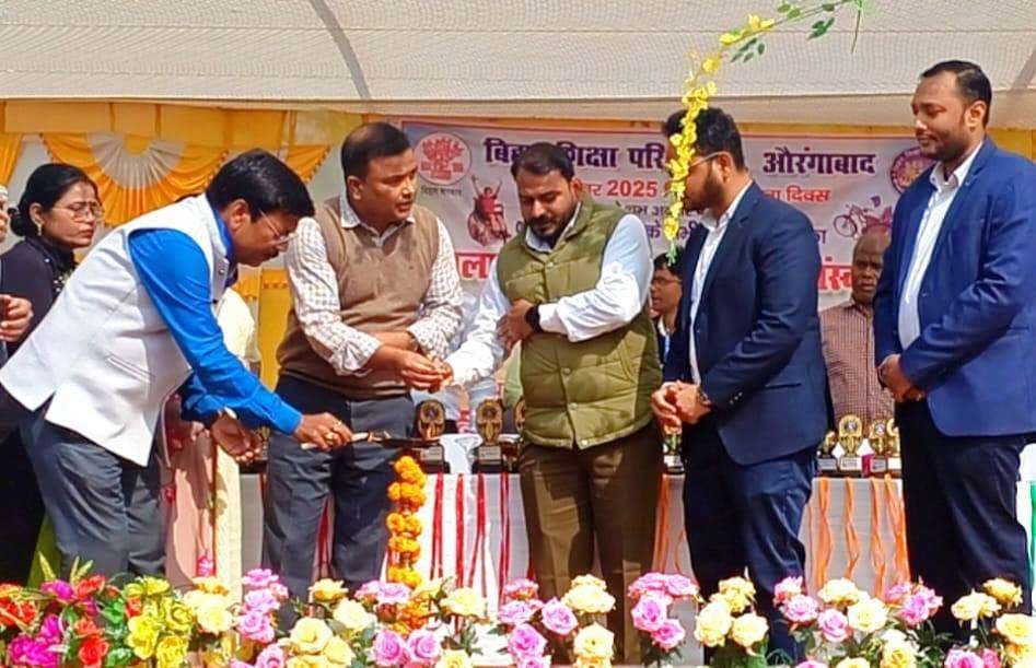 व्हील चेयर व श्रवण यंत्र पाकर खिले दिव्यांगों के चेहरे