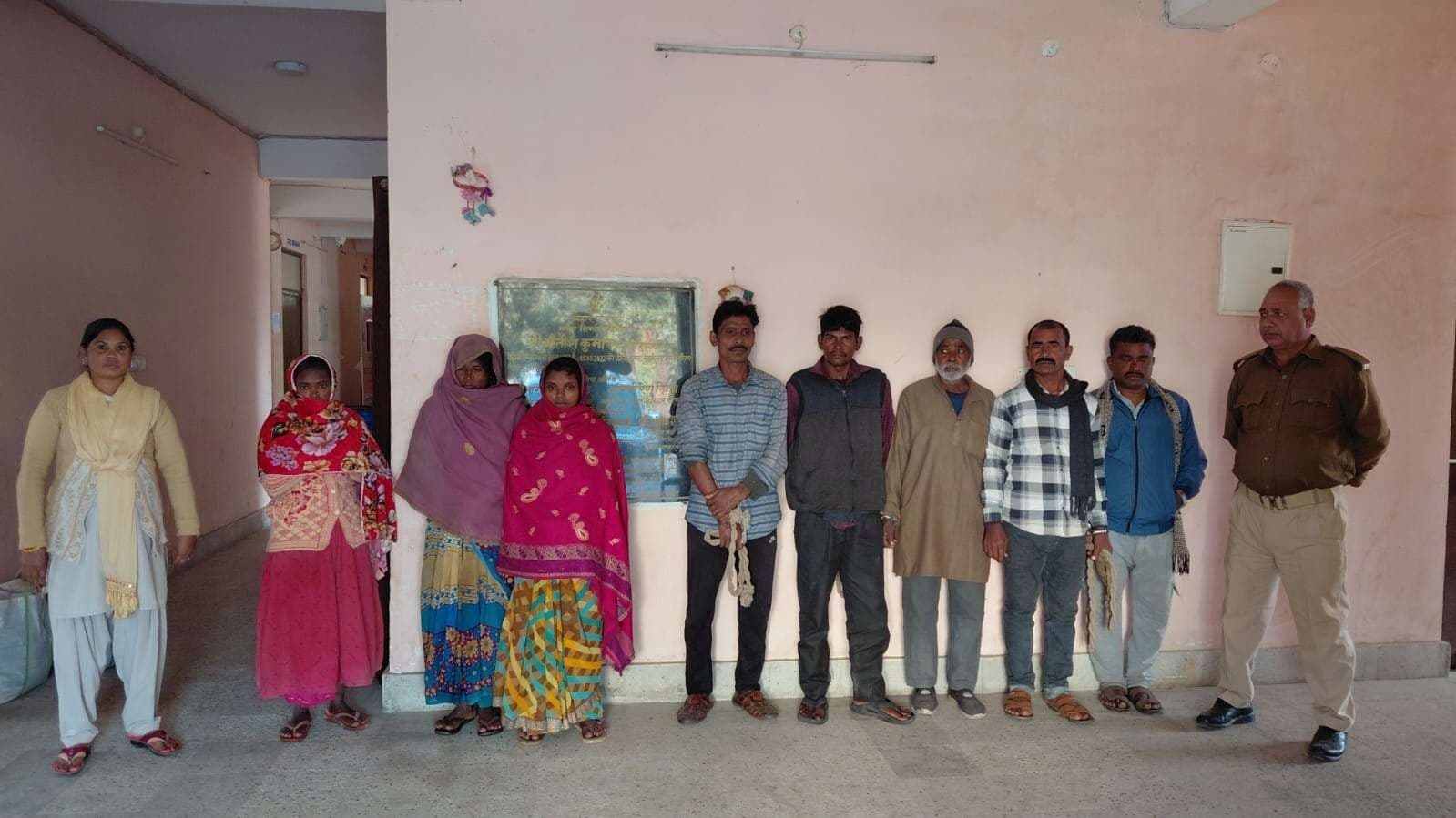 छह लीटर शराब के साथ तीन तस्कर व पांच पियक्कड़ गिरफ्तार